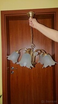 Pětiramenný lustr s nástěnnou lampičkou