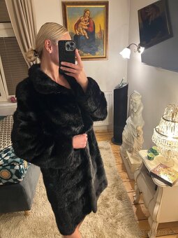 Černý norkový kožich