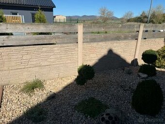 Plot betonový včetně dřevěné výplně