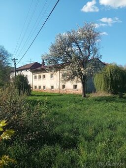 Prodej dvou rodinných domů s velkými stavebními pozemky