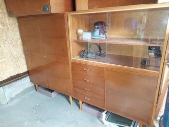 Stylová retro skříňka s posuvným sklem (Brusel / 60. léta)