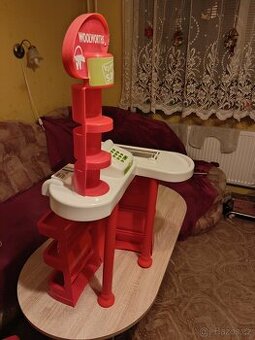 Obchod s doplňky, váha a lednice
