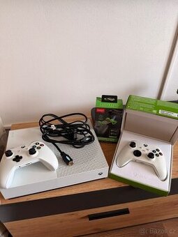 Xbox one S 1TB + 2x ovladač + dokovací stanice