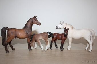 Rodina arabských koní Schleich