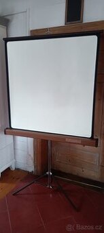 Promítací plátno značky Arciura na stojanu