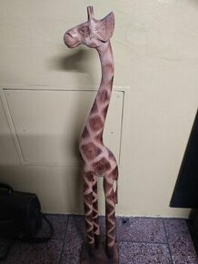 Dřevěná soška žirafy