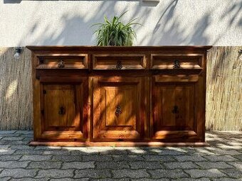 Komoda z mexického borovicového dřeva v koloniálním vintage
