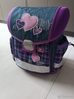 Ergonomicky tvarovaná aktovka 1. - 3. třída
