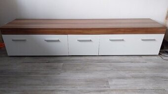 Komoda pod televizi