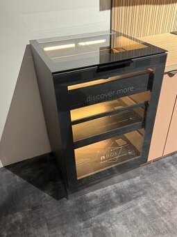 skříňka prosklená se šuplíky