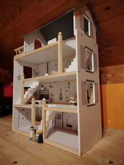 Dřevěný domeček,rok starý, pěkný