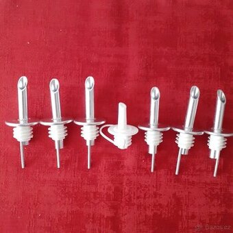 zátky, uzávěry, nálevky na lahve