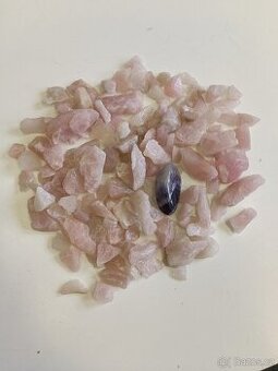 Surové kameny růženínu s tromlovaným ametystem