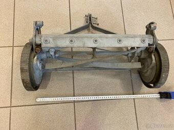 Americká ruční sekačka na trávu