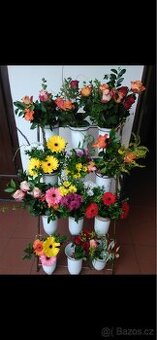 Kovový stojan na flakony