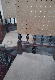 Dvě starožitné židle