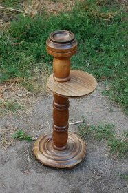 Dřevěný etažér s popelníkem.