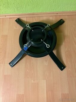 Celokovový stojan na stromeček .