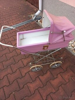 Retro růžový kočárek pro panenky