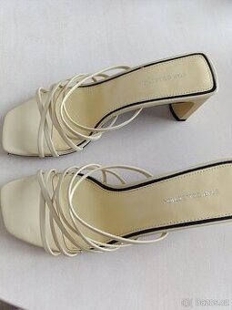 Krásné žluté páskové sandálky na podpatku