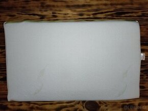 Klín do dětské postýlky Sensillo bílý 59x37 cm