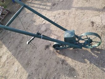Secí strojek na řepu a drobná semena, tovární v provozu