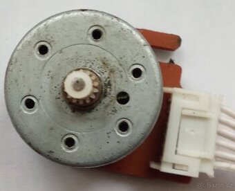 Motorek pro CD/DVD/ kazetový magnetofon