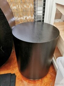 Černý malý odkladací stolek