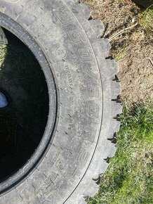 Silniční traktorove pneu