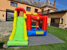 pronájem skákacího hradu s rovnou skluzavkou