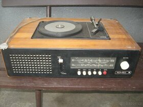 retro rádio s gramofonem