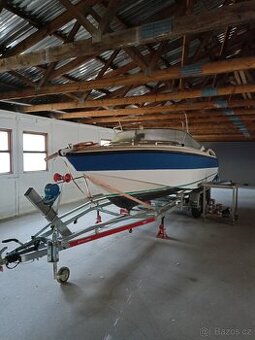 🛥️ Loď s kajutou – parádní základ na vlastní projekt