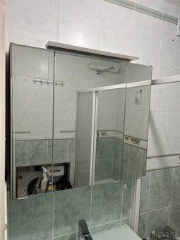 Koupelnová zrcadlová skříňka s úložným prostorem