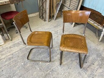 Pár chromovaných funkcionalistických židlí