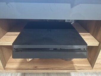 Playstation 4, 2x ovladač (1xPS originál), 5x hra.