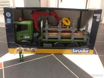 Bruder Scanie lesnické auto na dříví se sirénou + figurka