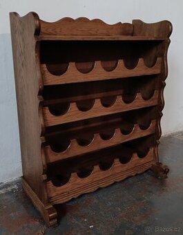 Dubová, rustikální komoda na víno.