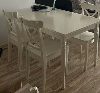 Jídelní stůl a židle