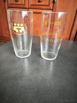 Dvě staré sklenice na pivo.