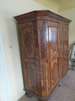 Prodám starou skříň.