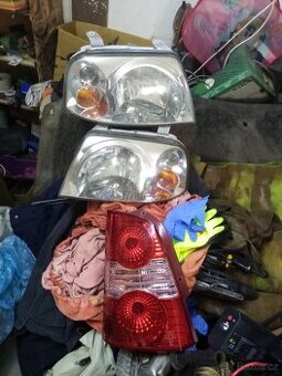 PRODAM-NA HYUNDAI ATOS PREDNI A ZADNI SVETLA