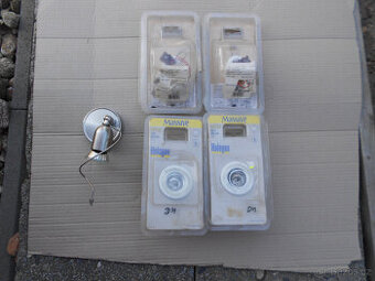 5x světlo, 2x bodovka, 1x "bankovní" lampa, trafa, žárovky