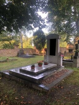 Rodinná dvojhrobka s pomníkem v Sobotce