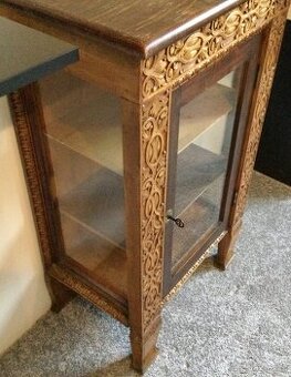 Starozitna prosklena skrinka