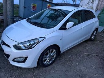 rozprodam hyundai i30 1,6 crdi 85kw2006-2011 kod motora D4FB