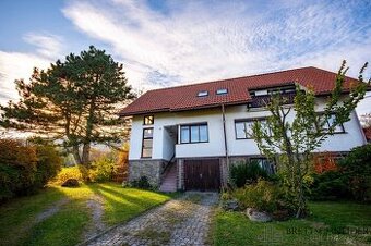 Pronájem vybaveného podkrovního bytu 3+KK v rodinném domě –