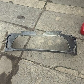 Toyota corolla e21 Přední nárazník lehce poškozený viz foto