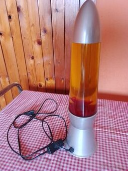 Ozdobná svíticí lampa s barevnou hmotou uvnitř