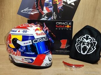 Max Verstappen - 2025 sezonna helma 1:2 + podpis karta