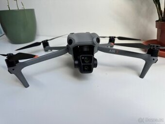 Top stav, v záruce. Dji air 3 combo